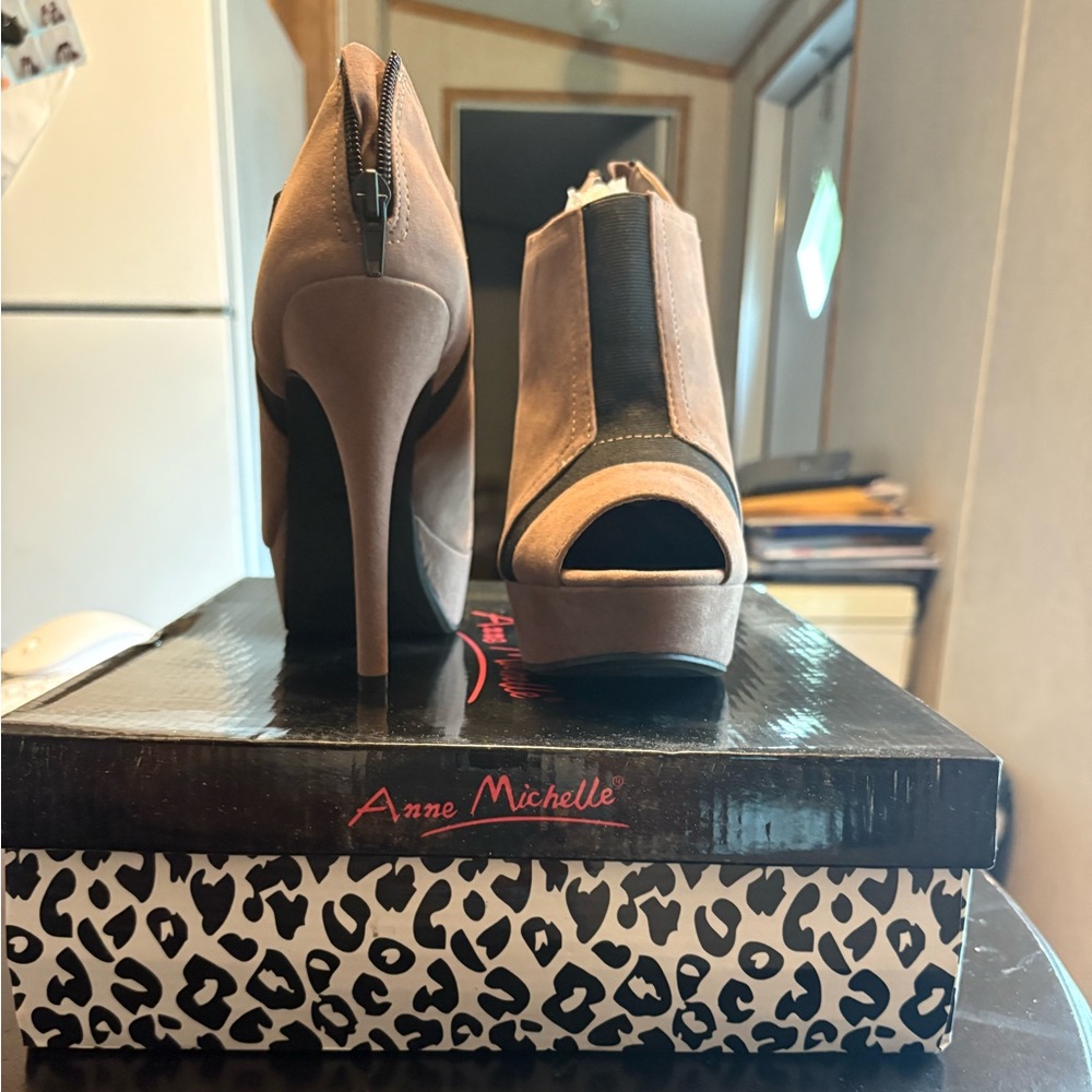 Anne Michelle Taupe Platform Peep Toe Heels – Size 8